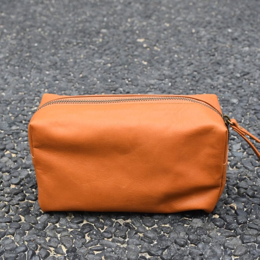 Tan leather make up bag, leather make up case, zipper pouch, leather toiletry bag, dopp kit, travel makeup case, makeup bag, women gift